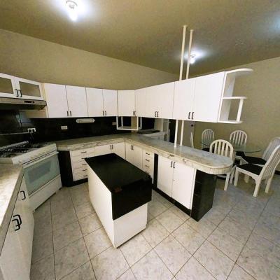 ALQUILER DE CASA EN CALLE LOS SAUCES, URB. SANTA VICTORIA